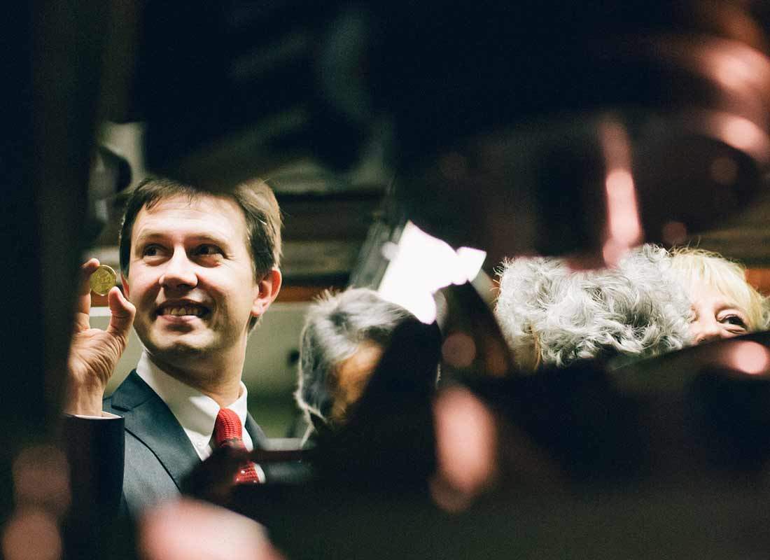 sindaco nardella con la moneta d'oro di expo 2015 della picchiani e barlacchi